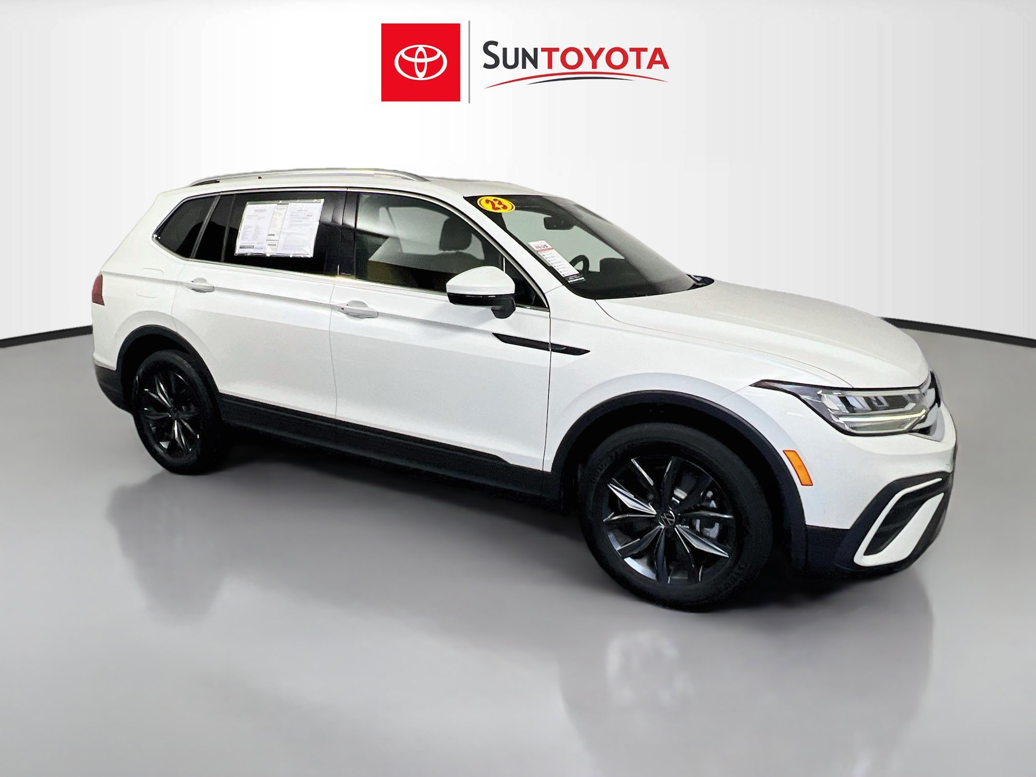 Used 2023 Volkswagen Tiguan SE w/ Panoramic Sunroof Package FWD image 1