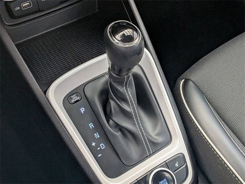 Used 2022 Hyundai Venue Limited image 26