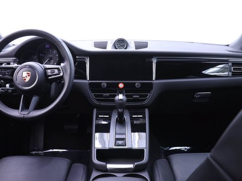 Used 2025 Porsche Macan AWD/4WD image 18