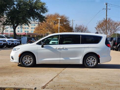 Used 2024 Chrysler Pacifica Touring-L image 4
