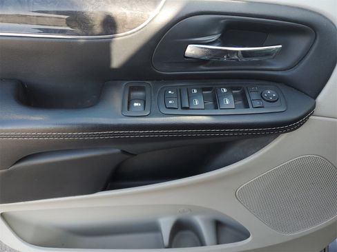 Used 2016 Chrysler Town & Country Touring image 18