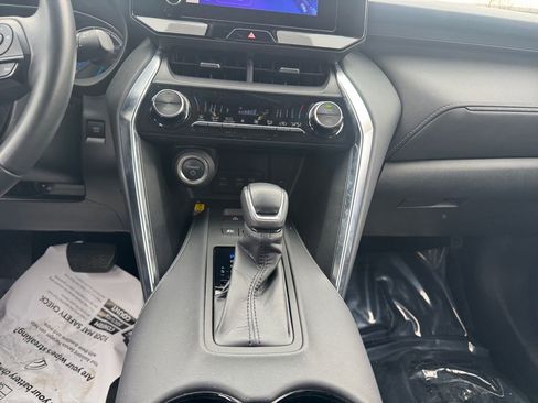 Used 2024 Toyota Venza LE image 11