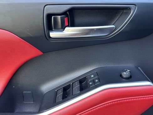 Used 2022 Toyota Highlander XSE FWD image 12