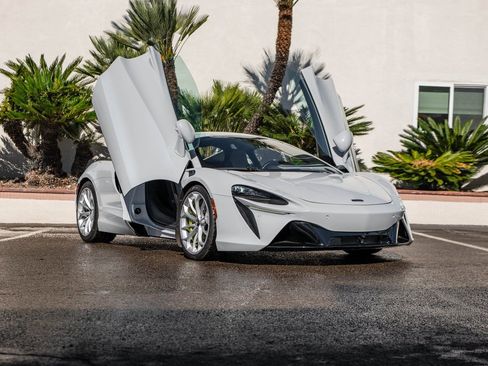 Used 2023 McLaren Artura image 29