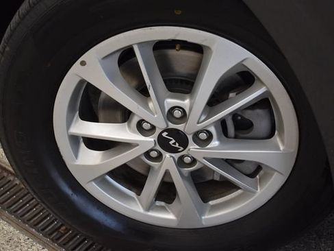 Used 2024 Kia Carnival LX FWD image 25