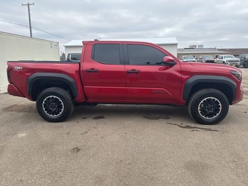 Used 2024 Toyota Tacoma TRD Off-Road image 9