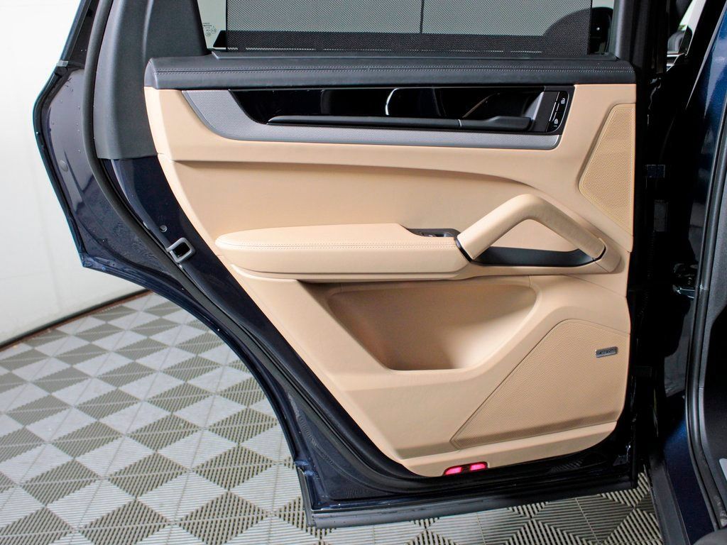 Certified 2026 Porsche Cayenne E-Hybrid AWD/4WD image 34