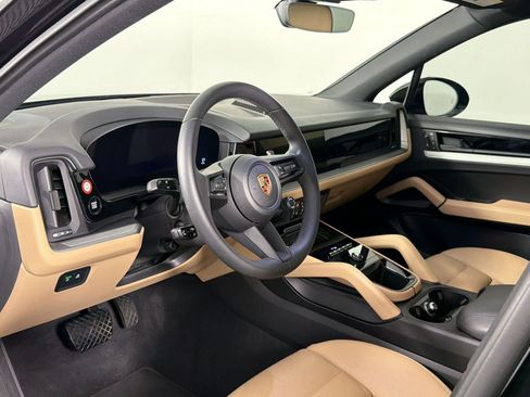 Certified 2025 Porsche Cayenne AWD/4WD image 4