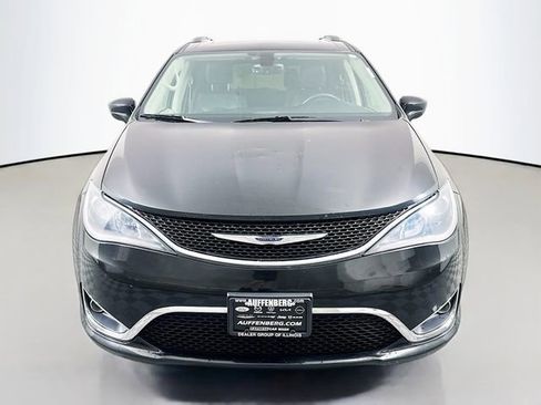 Used 2018 Chrysler Pacifica Touring-L Plus w/ Tire & Wheel Group FWD image 2