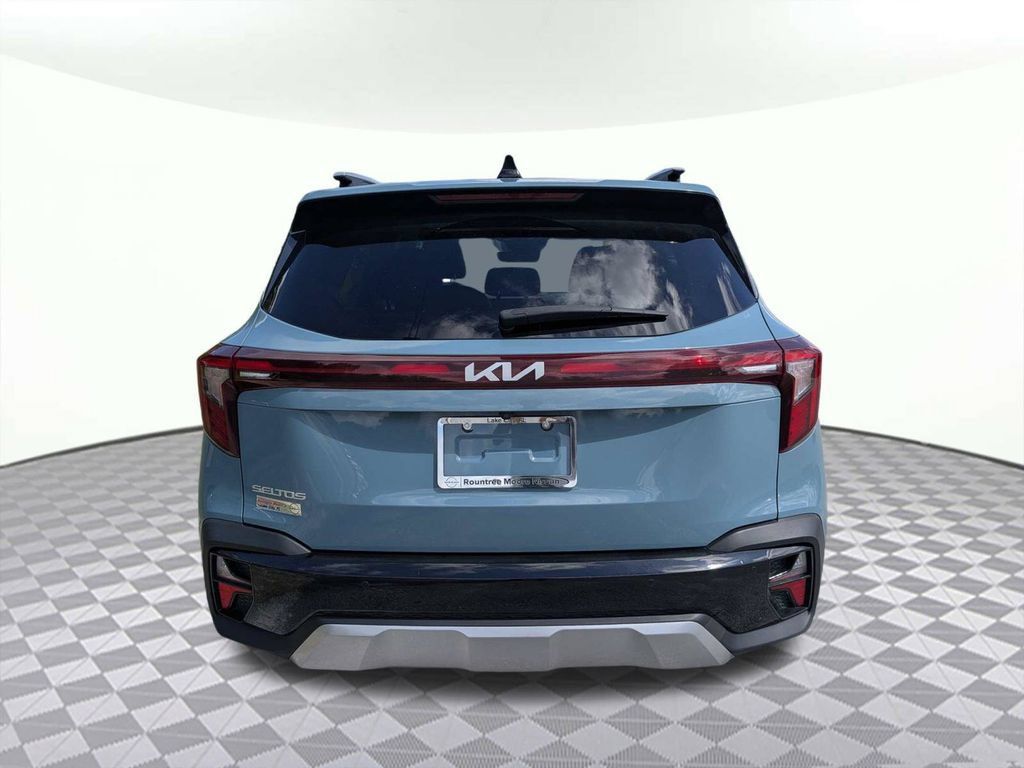 Used 2025 Kia Seltos EX FWD image 4