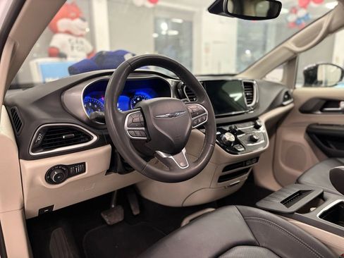 Used 2024 Chrysler Pacifica Touring-L image 19