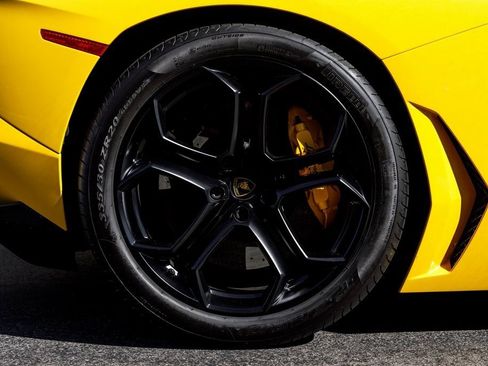 Used 2014 Lamborghini Aventador image 17