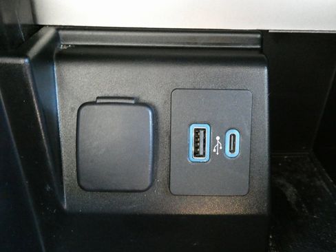 Used 2020 Ford Explorer XLT image 30