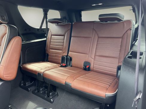 Used 2023 GMC Yukon XL Denali Ultimate image 9