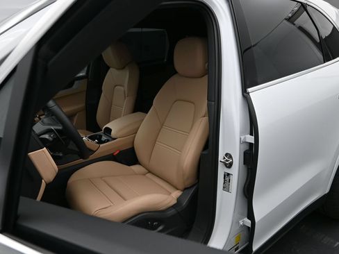 Certified 2025 Porsche Cayenne E-Hybrid AWD/4WD image 5