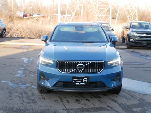 Used 2025 Volvo XC40 B5 Plus image 2