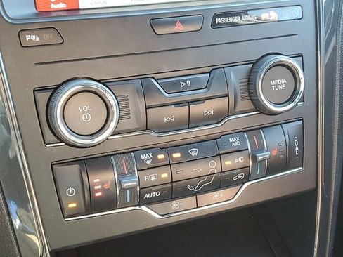 Used 2019 Ford Explorer XLT w/ Equipment Group 202A AWD/4WD image 31