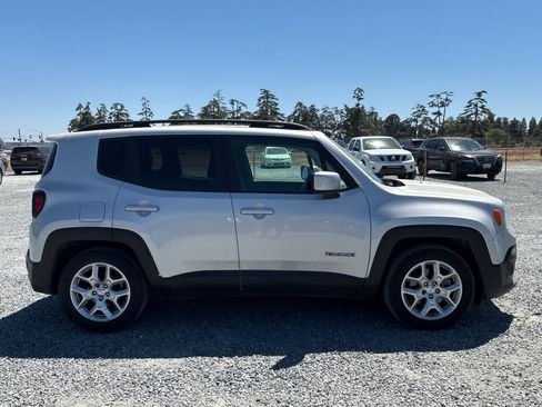 Used 2017 Jeep Renegade Latitude FWD image 9