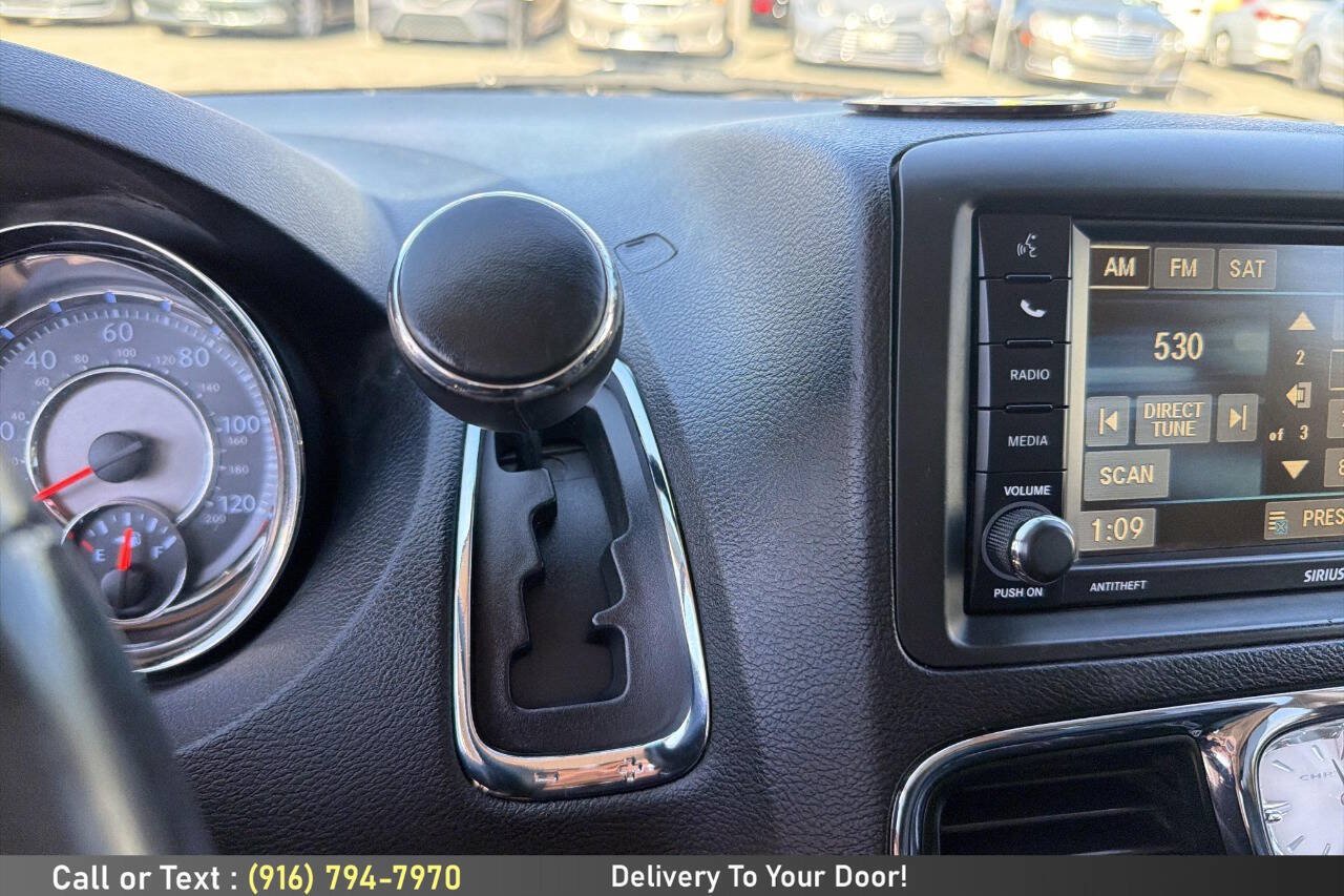 Used 2016 Chrysler Town & Country Touring w/ Driver Convenience Group FWD image 19