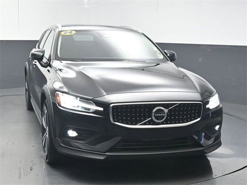 Certified 2024 Volvo V60 B5 Cross Country Plus image 3