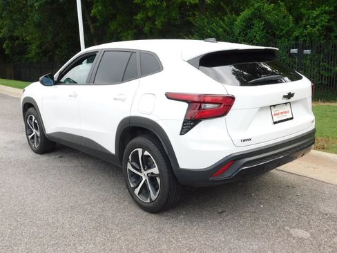 Certified 2025 Chevrolet Trax RS w/ Driver Confidence Package FWD image 3