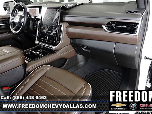 Used 2025 GMC Yukon XL Denali Ultimate AWD/4WD image 8