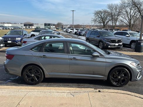 Used 2025 Volkswagen Jetta SE w/ Black Wheel Package image 7