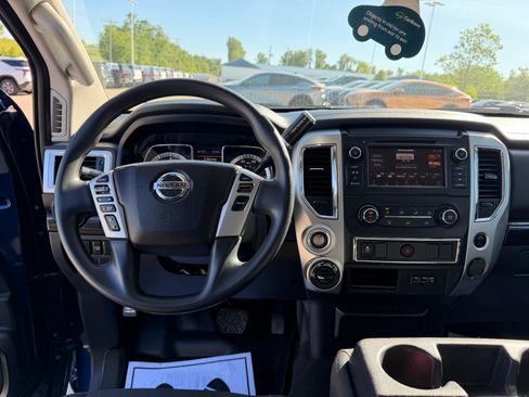 Used 2019 Nissan Titan SV AWD/4WD image 18