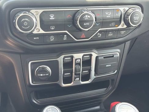 Used 2022 Jeep Wrangler Unlimited Sahara AWD/4WD image 29