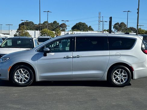 Used 2023 Chrysler Pacifica Touring-L FWD image 8