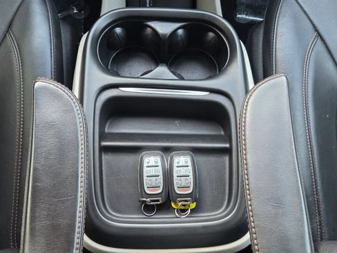 Used 2019 Chrysler Pacifica Touring-L FWD image 32