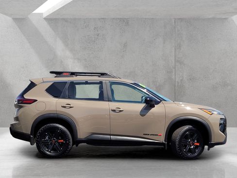 Used 2025 Nissan Rogue SV AWD/4WD image 4