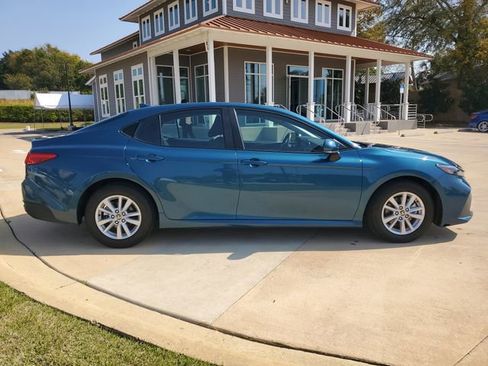 Used 2025 Toyota Camry LE FWD image 9