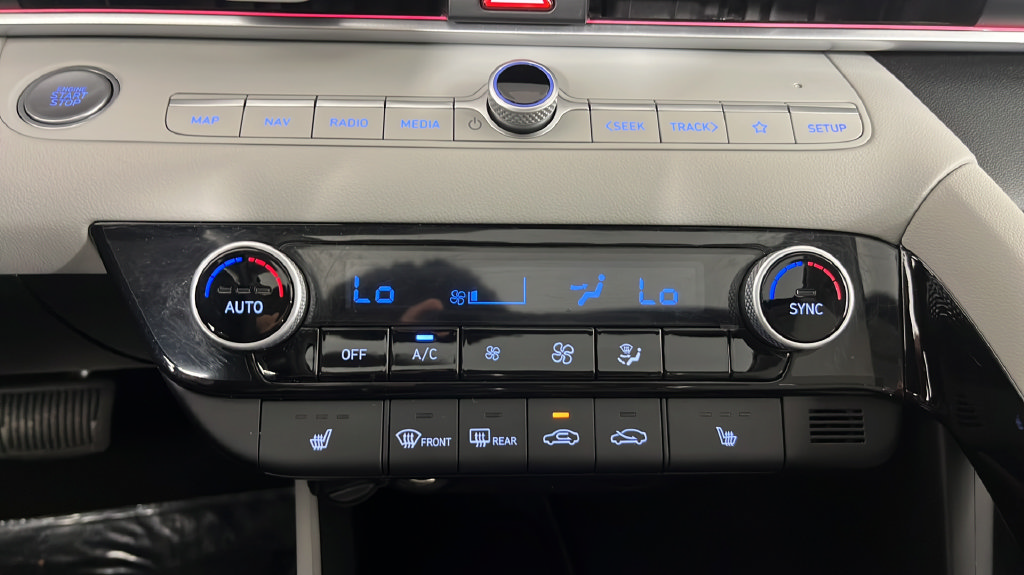 Used 2024 Hyundai Elantra Limited FWD image 32