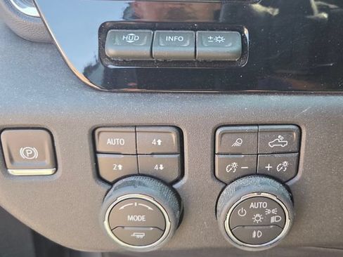 Used 2025 Chevrolet Silverado 1500 High Country w/ Technology Package AWD/4WD image 15
