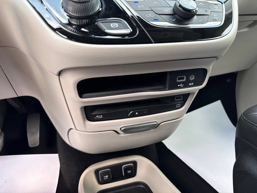 Used 2020 Chrysler Pacifica Touring-L Plus FWD image 40