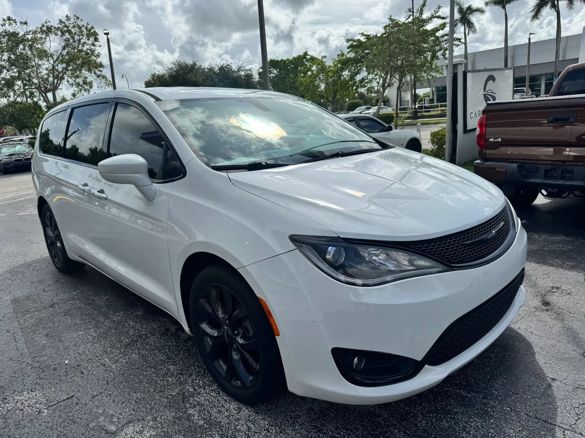 Used 2019 Chrysler Pacifica Touring Plus w/ S Appearance Package FWD image 3