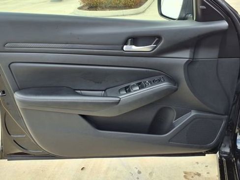 Used 2025 Nissan Altima 2.5 SV image 11