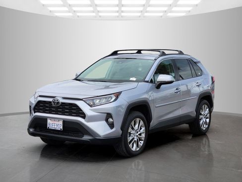 Used 2021 Toyota RAV4 XLE Premium image 5