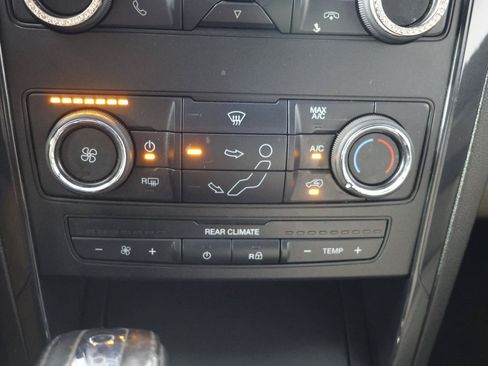 Used 2018 Ford Explorer XLT FWD image 17