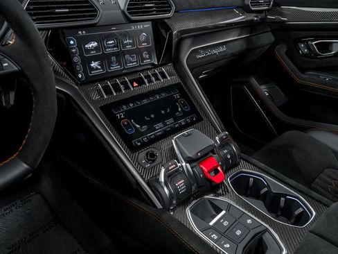 Used 2024 Lamborghini Urus Performante AWD/4WD image 23