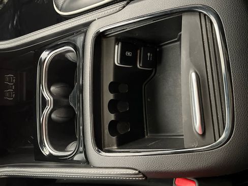 Used 2025 Chrysler Pacifica Limited image 29