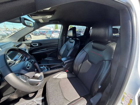 Used 2025 Jeep Compass Trailhawk AWD/4WD image 36