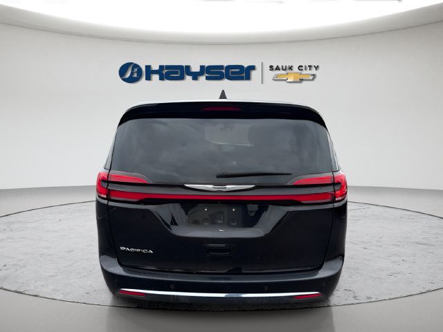 Used 2024 Chrysler Pacifica Touring-L FWD image 7