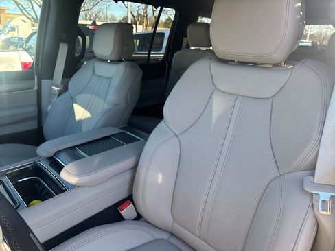 Used 2025 Jeep Wagoneer Series III w/ Quick Order Package 25C Super image 8