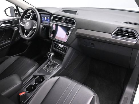 Used 2022 Volkswagen Tiguan SE w/ Panoramic Sunroof Package image 23