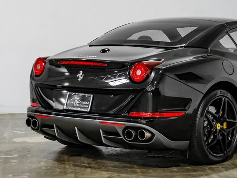 Used 2015 Ferrari California T RWD image 18