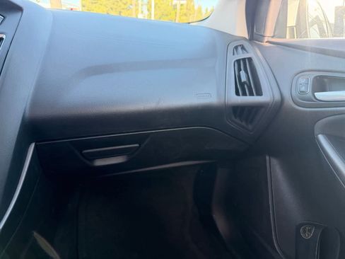 Used 2016 Ford Focus SE w/ Equipment Group 201A FWD image 18