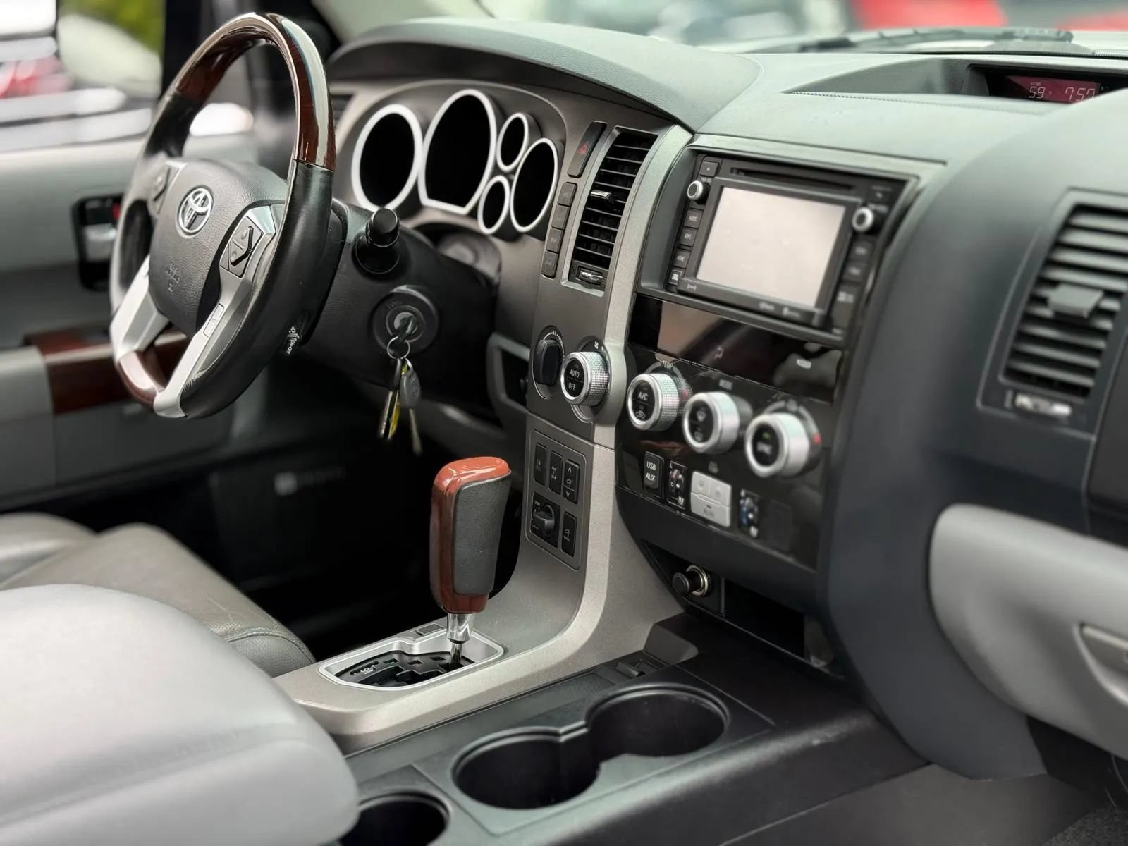 Used 2017 Toyota Sequoia Platinum AWD/4WD image 33