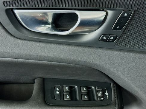 Used 2025 Volvo XC60 B5 Plus image 23